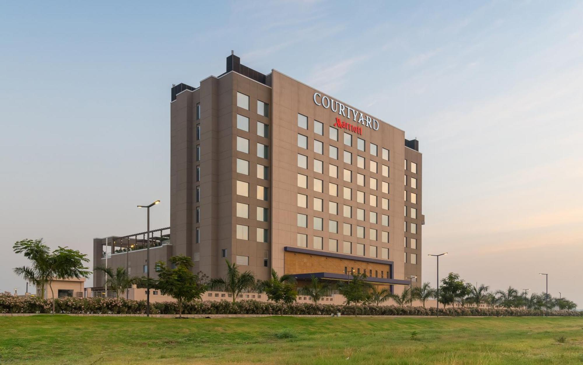 Courtyard By Marriott Surat Hotel Eksteriør billede