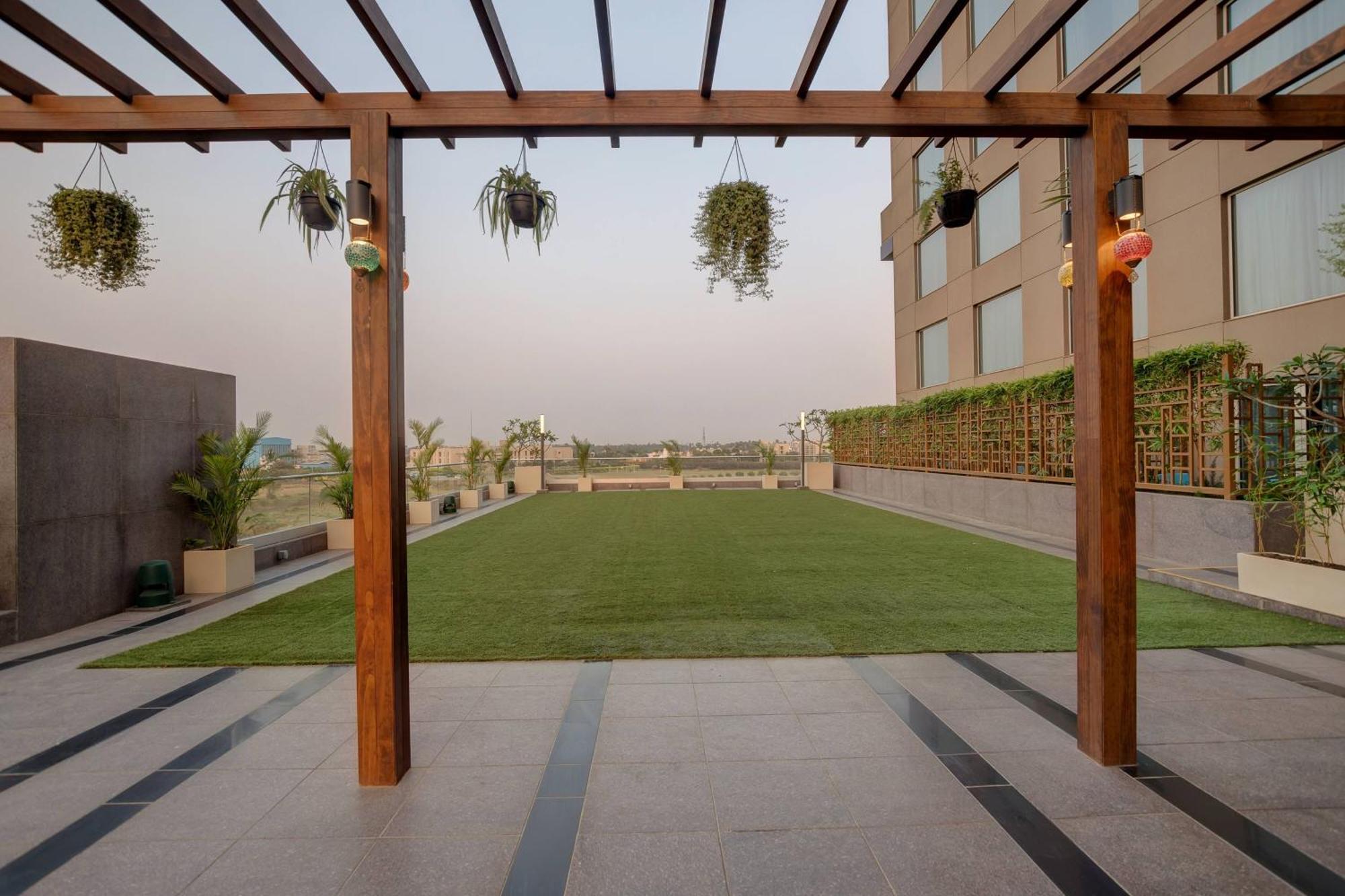 Courtyard By Marriott Surat Hotel Eksteriør billede