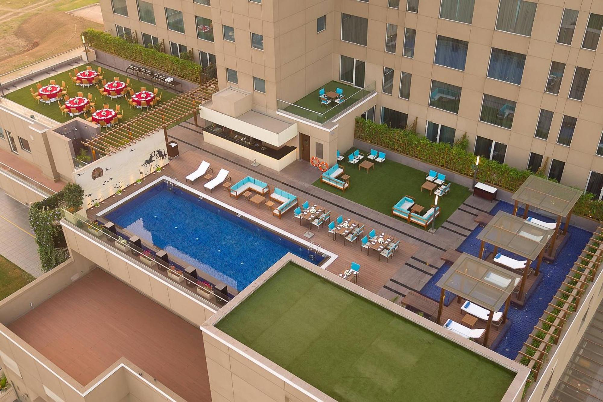 Courtyard By Marriott Surat Hotel Eksteriør billede