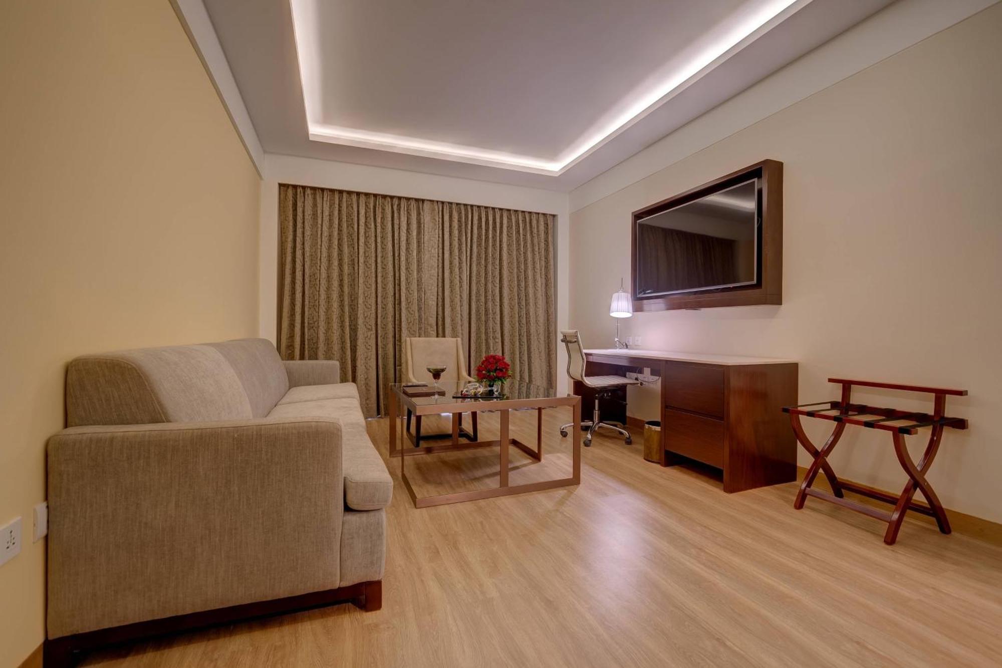 Courtyard By Marriott Surat Hotel Eksteriør billede